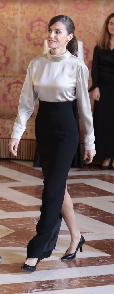 la reina letizia en la pascua militar 2024 con blusa blanca y falda larga negra