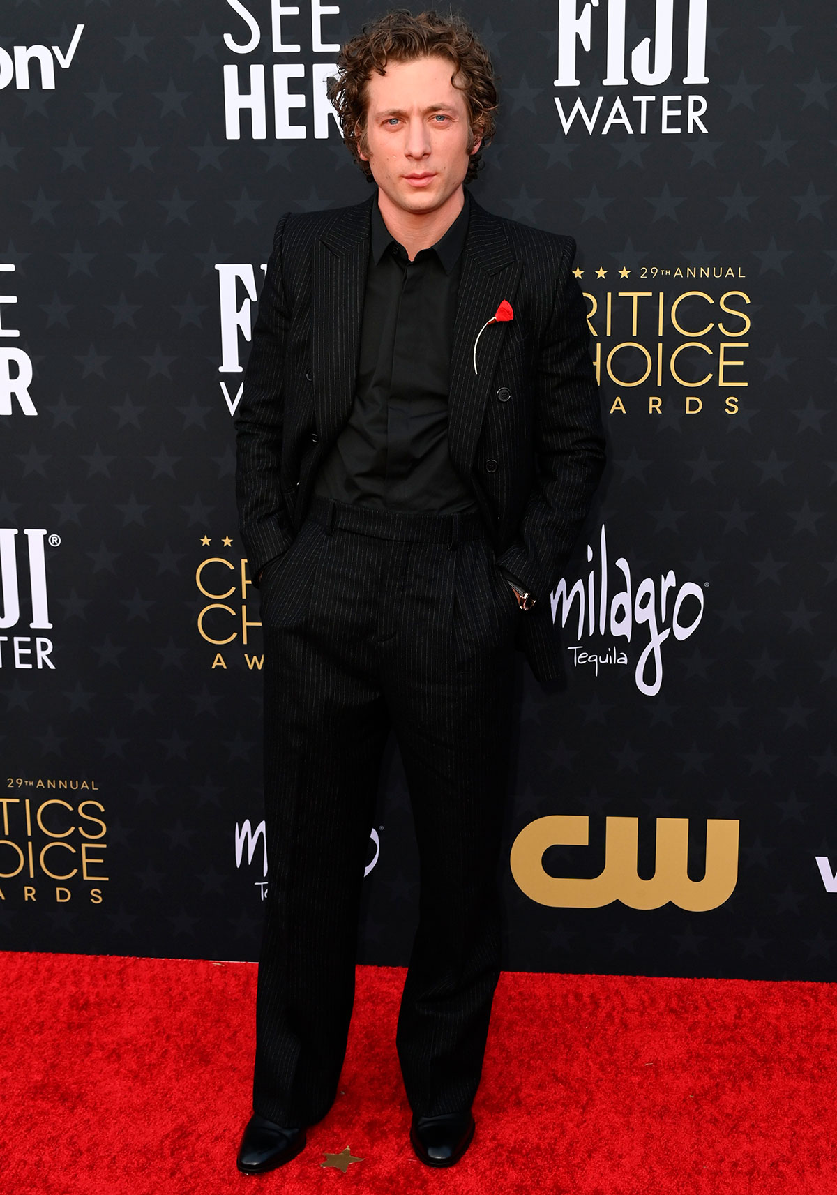 Jeremy Allen White en la alfombra roja de los Critics Choice Awards