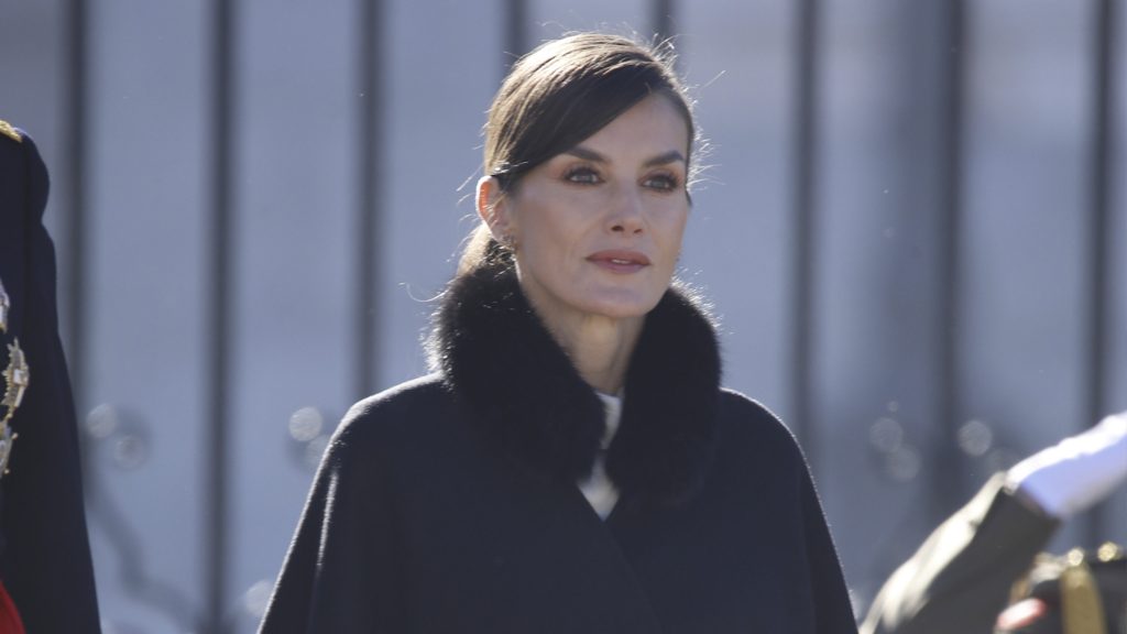El look más sobrio de la Reina Letizia para asistir a la Pascua Militar y su capa reutilizada de Carolina Herrera
