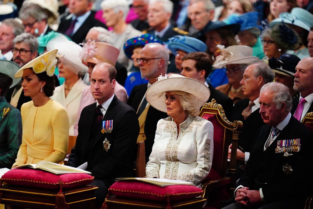 El Rey Carlos, Camilla Parker, el Príncipe Guillermo y Kate Middleton.