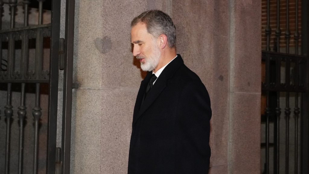 El Rey Felipe a la entrada del funeral de César Alierta