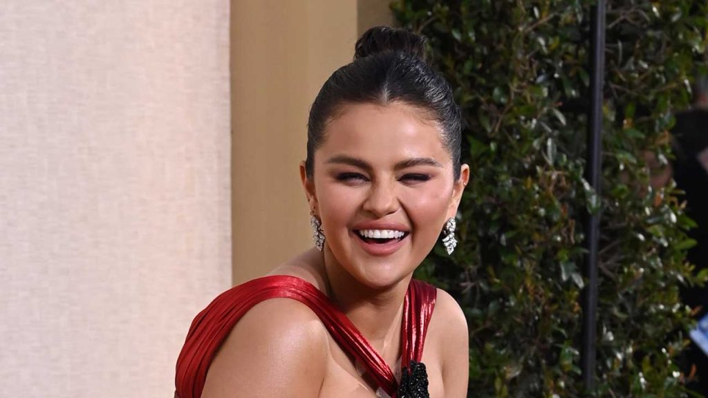 El vídeo más viral de los Globos de Oro: sabemos el secreto que cuenta Selena Gómez sobre Kylie Jenner