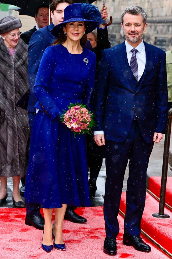 Los reyes Federico y Mary de Dinamarca, a su llegada al Parlamento bajo una intensa lluvia