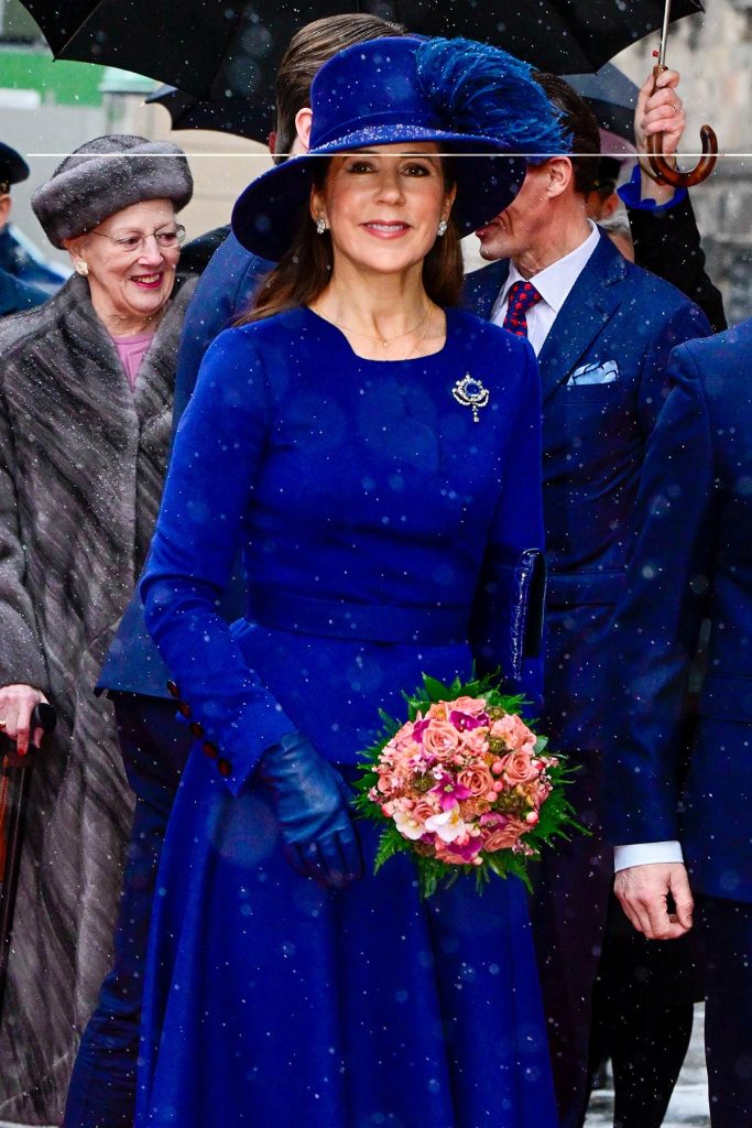 La reina Mary de Dinamarca, con un vistoso conjunto azul eléctrico