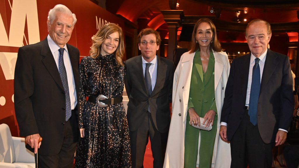 Isabel Preysler y Mario Vargas LLosa  con su hija Sandra y el Alcalde Madrid José Luis Martínez-Almeida