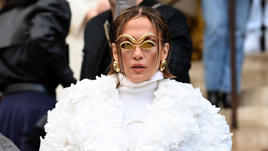 Jennifer López arrasa en la Semana de la Moda de París con el look más excéntrico de Schiaparelli