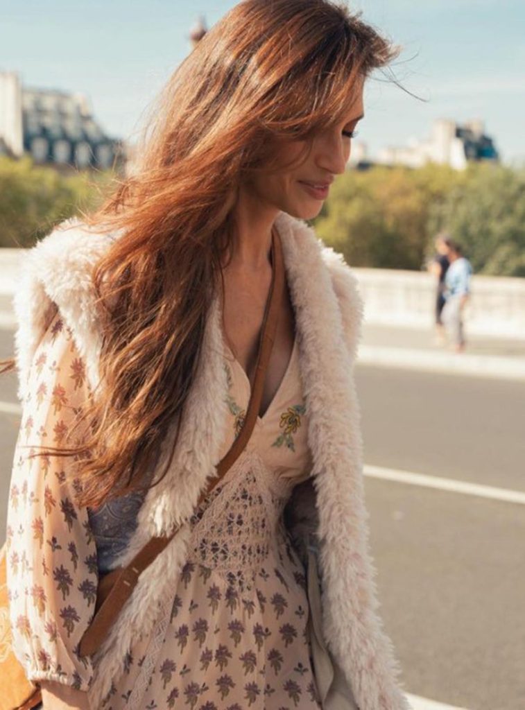 Sara Carbonero con un vestido estampado de inspiración bohemia y chaleco de pelo