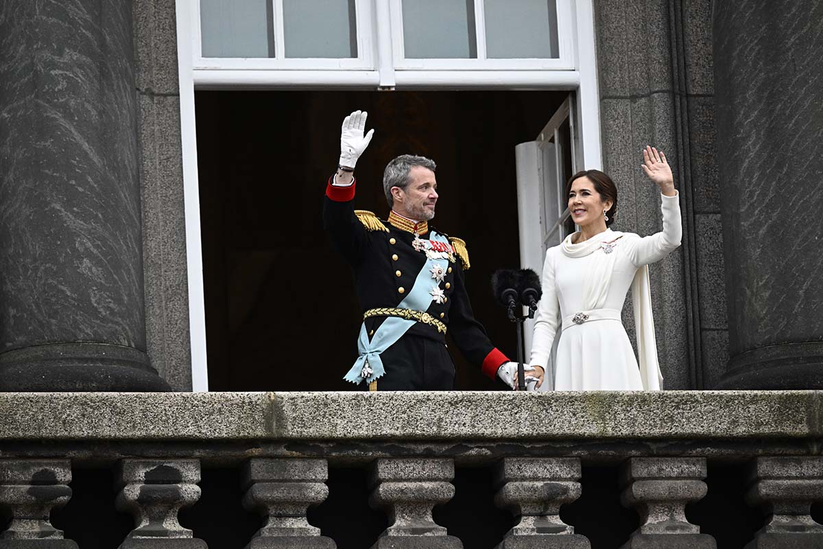 Federico y Mary de Dinamarca saludan desde el balcón de palacio