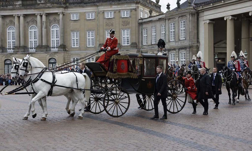 La Reina Margarita escoltada por la Guardia Real durante la proclamación de Federico de Dinamarca