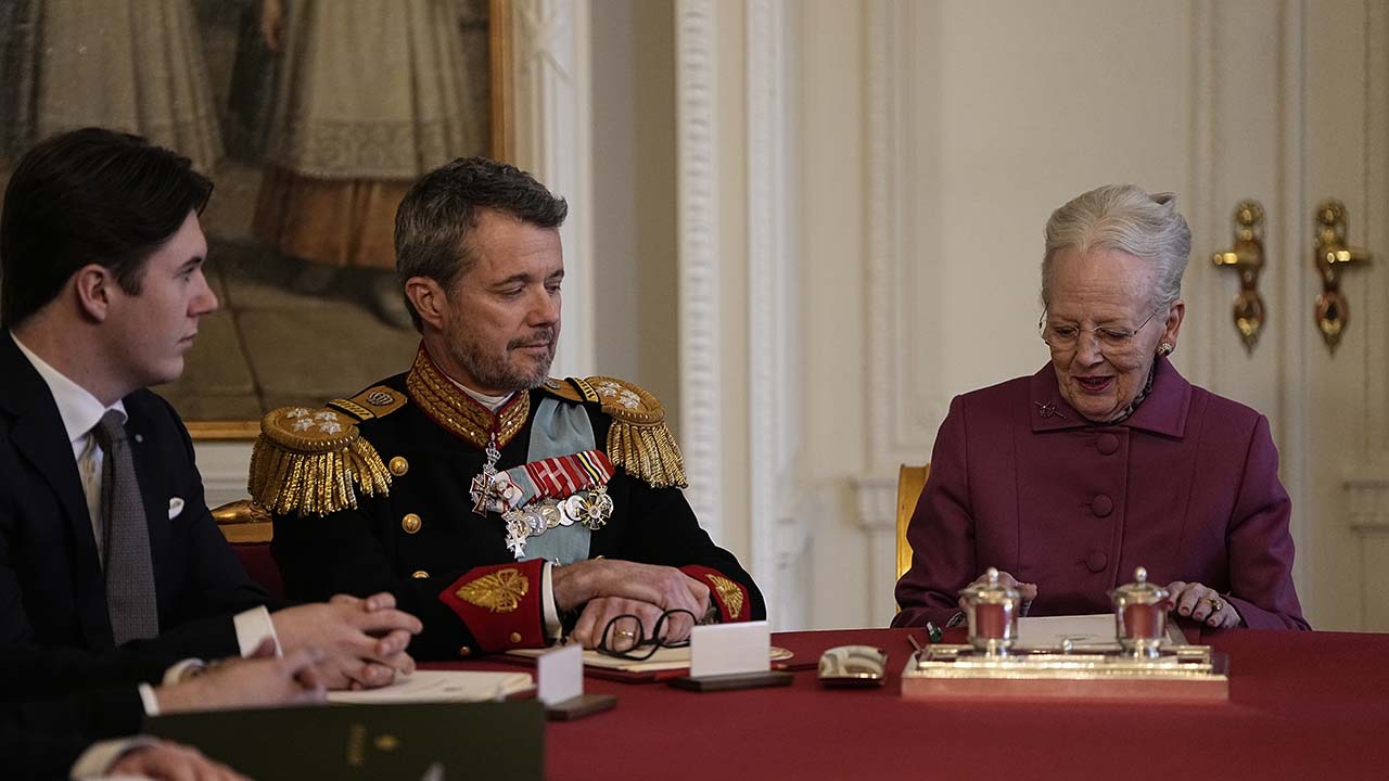La Reina Margarita firma su abdicación ante la mirada de Federico de Dinamarca