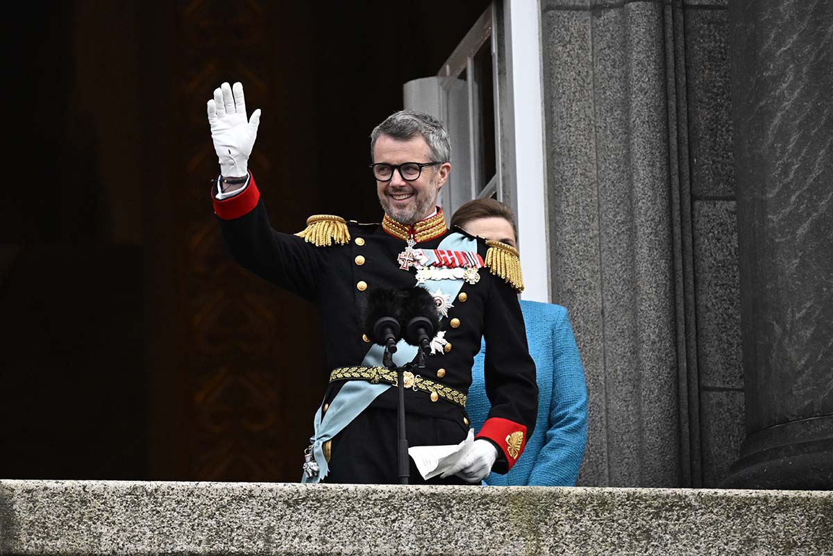 Federico de Dinamarca saluda una vez proclamado Rey