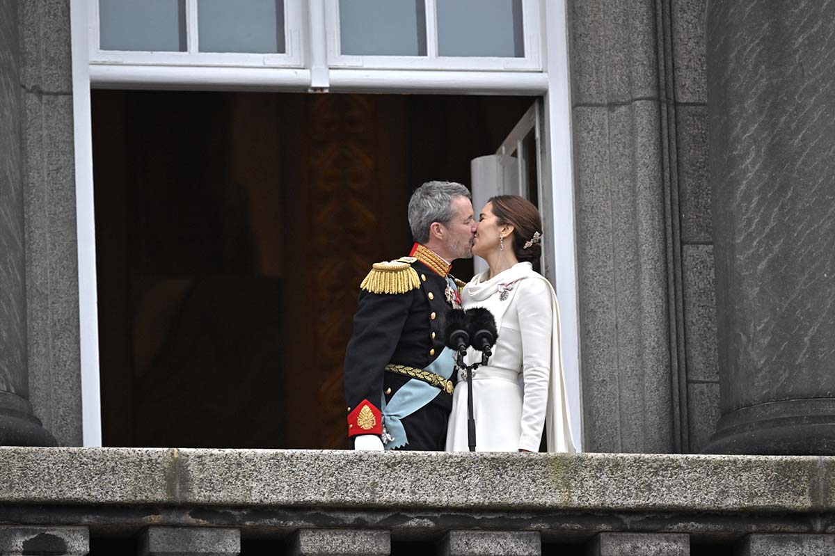 Federico y Mary de Dinamarca protagonizan un romántico beso