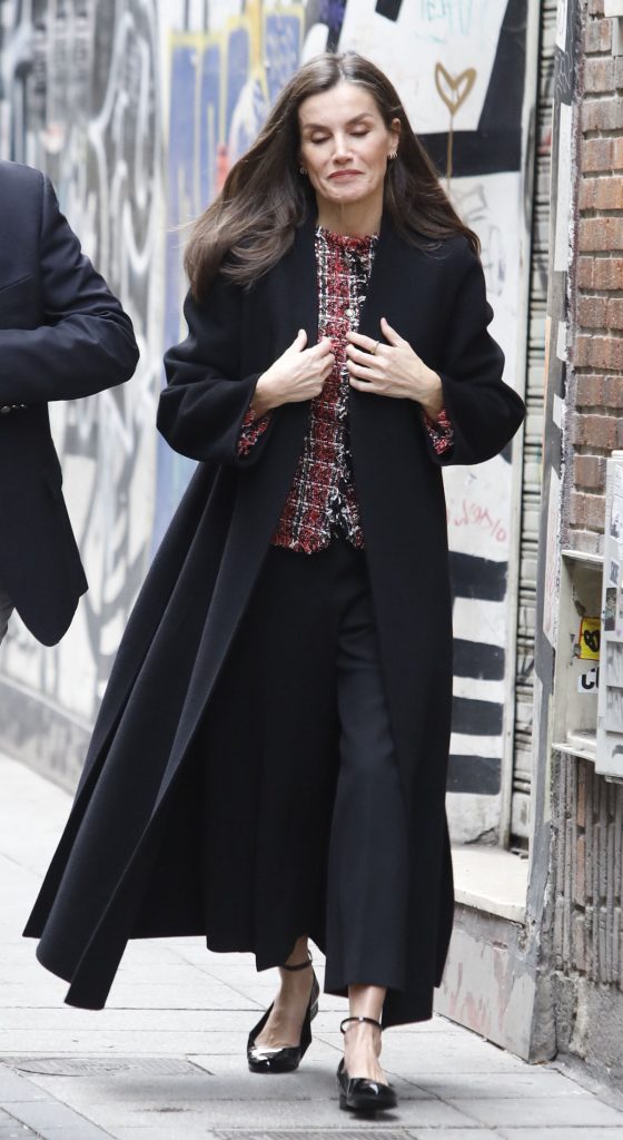 La Reina Letizia, a su llegada a la asociación APRAMP en Madrid, con abrigo de Carolina Herrera y chaqueta de tweed a la medida