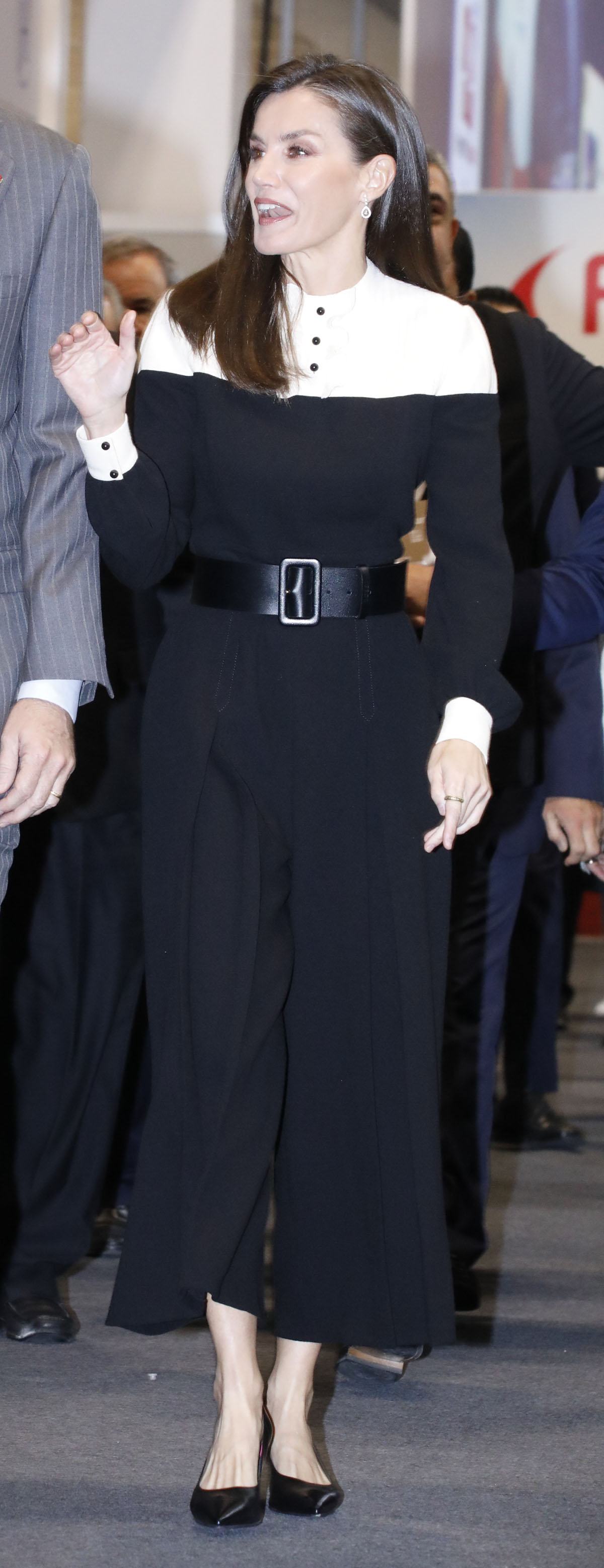 la reina letizia con mono blanco y negro de teresa helbig en fitur 2024
