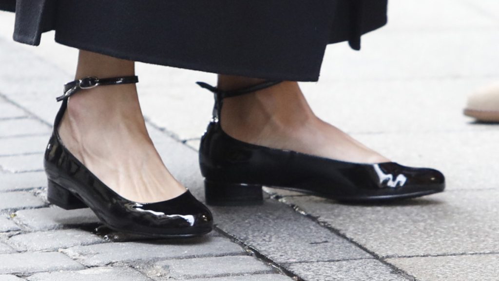 Los nuevos zapatos bajos de pulsera de la Reina Letizia (