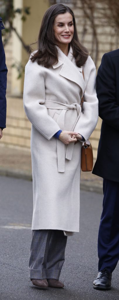 La Reina Letizia, con un abrigo de tipo batín de &Other Stories