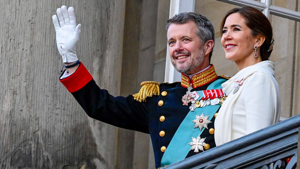 Federico y Mary de Dinamarca saludando a su pueblo desde el balcón del palacio de Christianborg