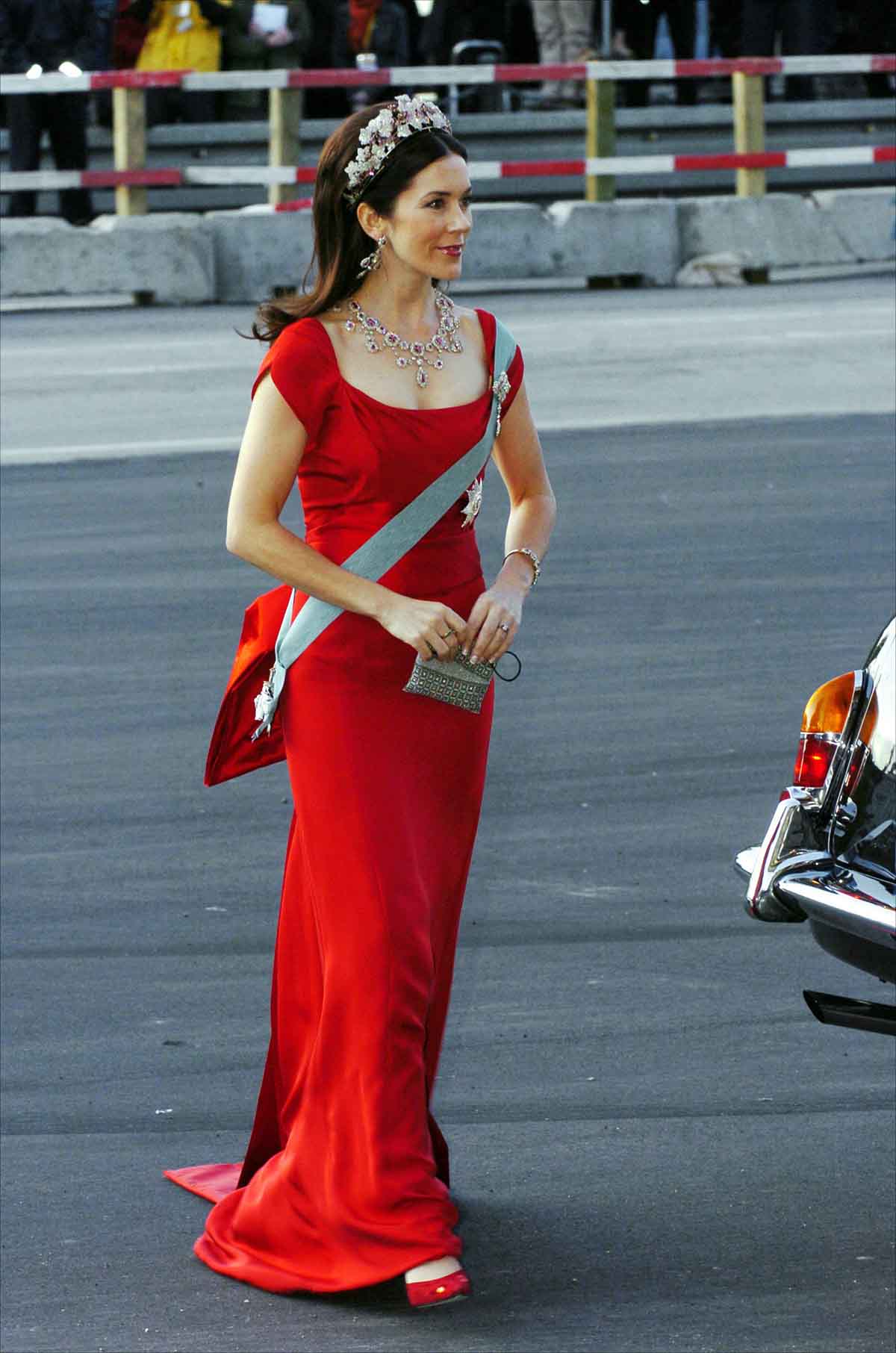 Mary Donaldson con un espectacular vestido rojo en el concierto previo a su boda con Federico de Dinamarca