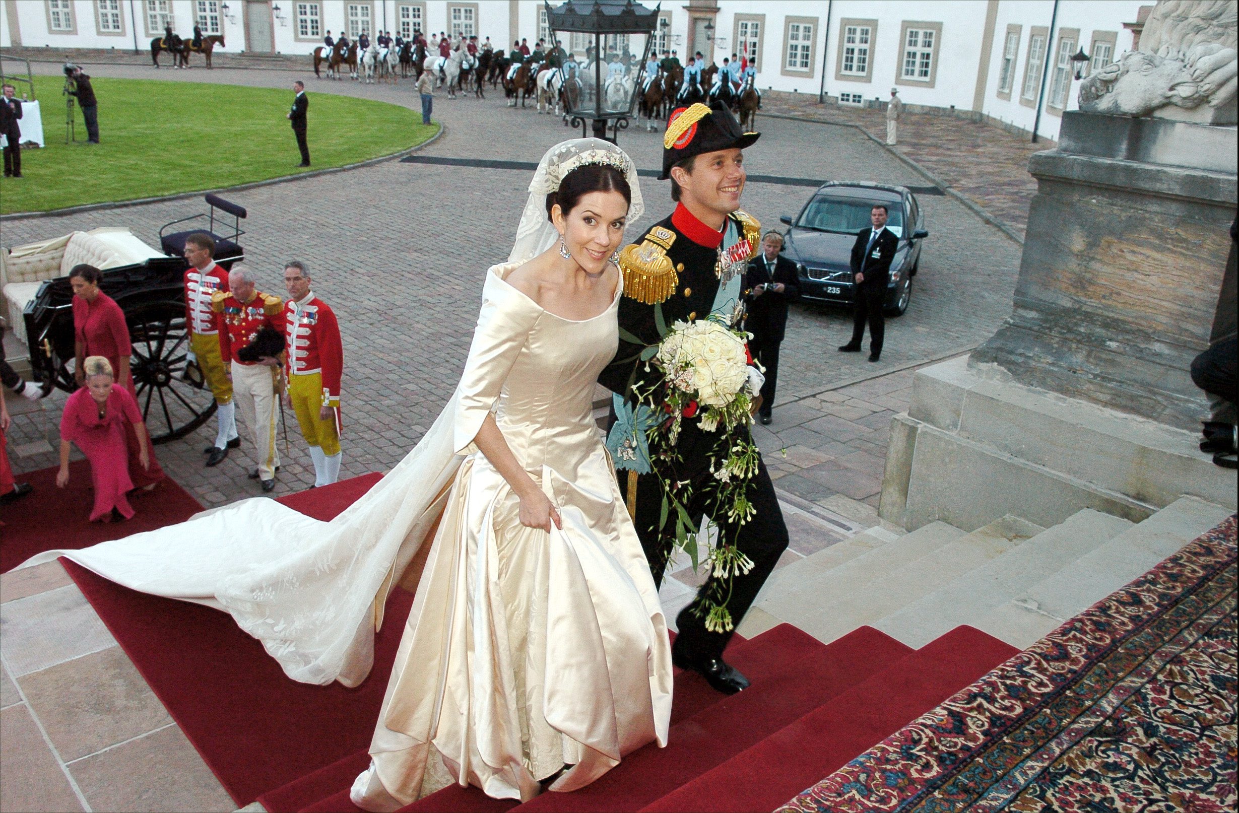 Mary Donaldson vestida de novia entra en el palacio de Fredensborg