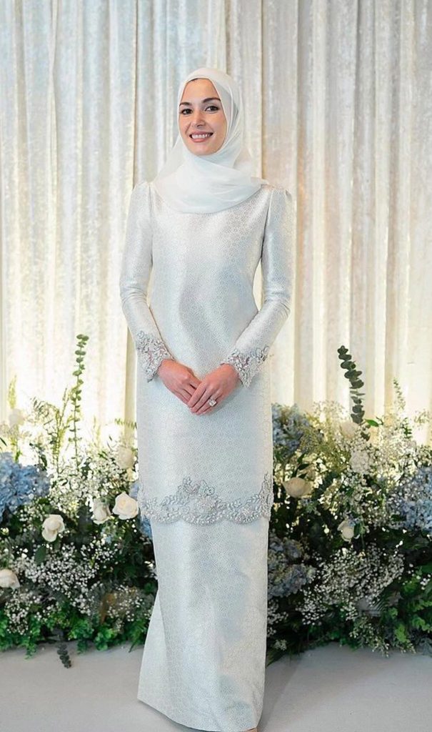 Anisha Isa Kalebic, luciendo su primer vestido de novia de teh firdaus