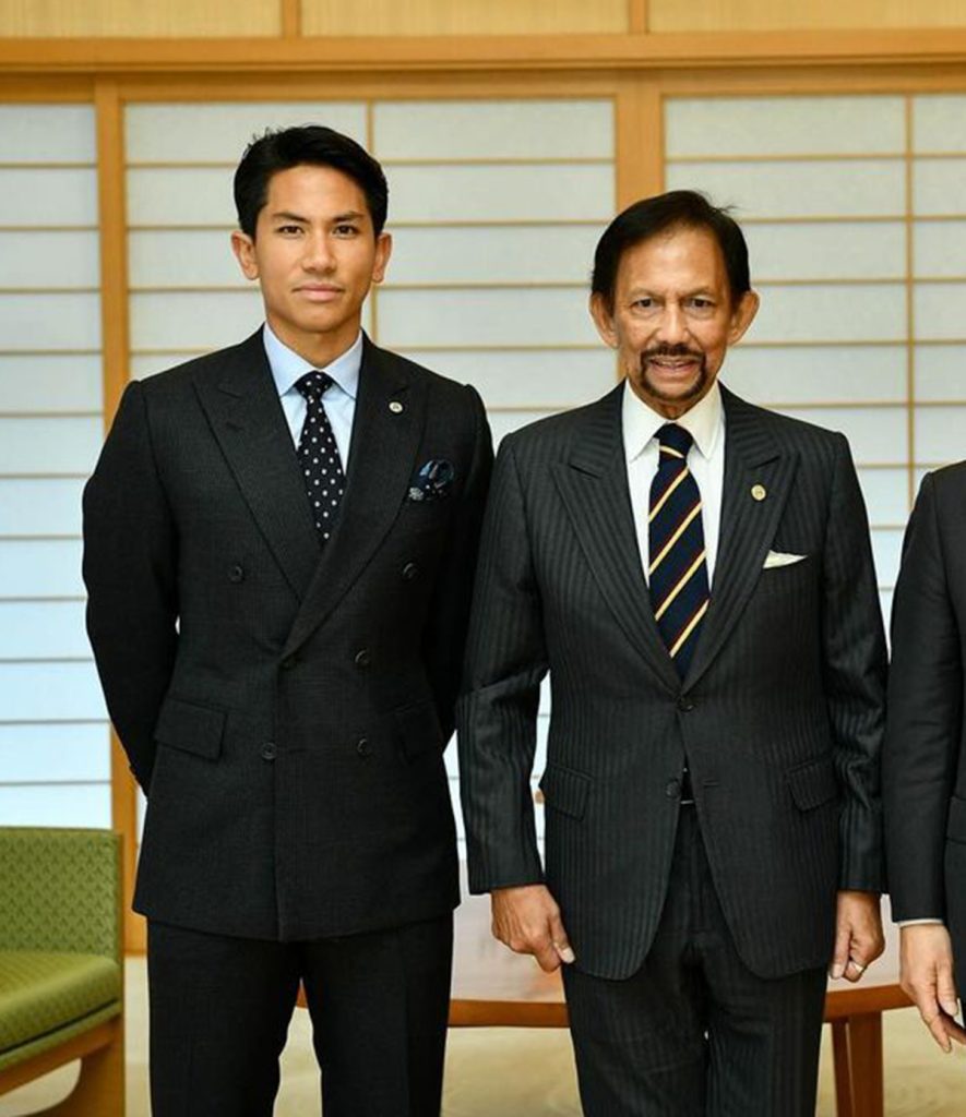El Sultán de Brunéi y el príncipe Abdul Mateen, en un viaje juntos a Japón 