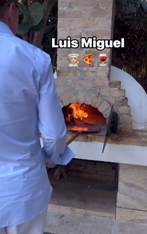 Luis Miguel es un experto cocinando pizza en el horno de leña