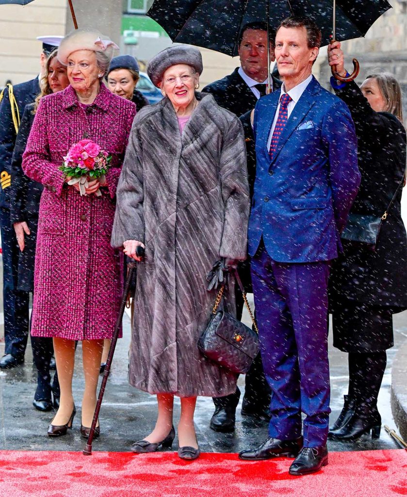 La reina Margarita, junto a su hijo menor, el príncipe Joaquín, y su hermana, la princesa Benedicta 