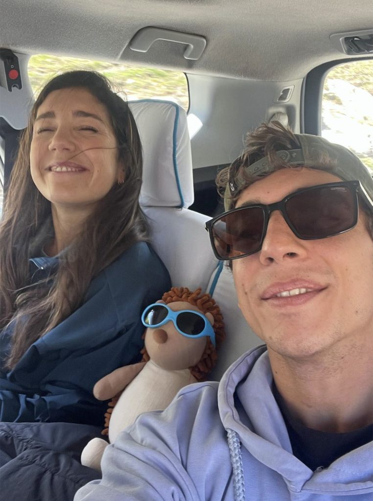 Miguel Herrán y Celia Pedraza en un coche.