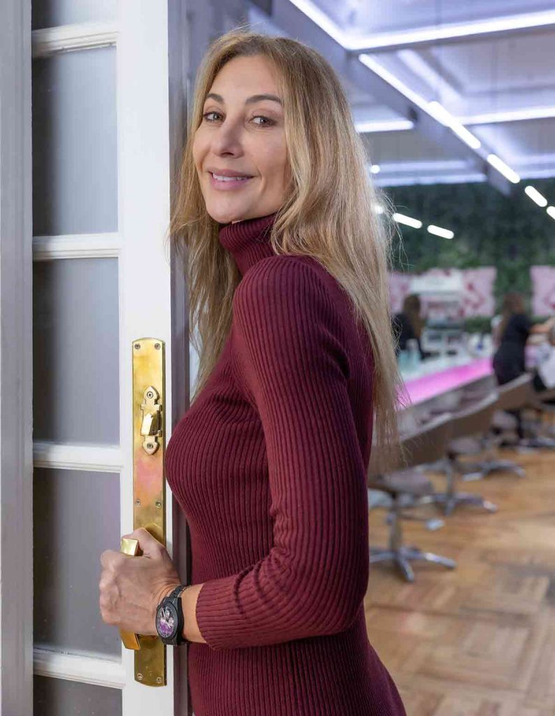 Mónica Pont se atreve con el cambio de look más radical y favorecedor para las mujeres de 50