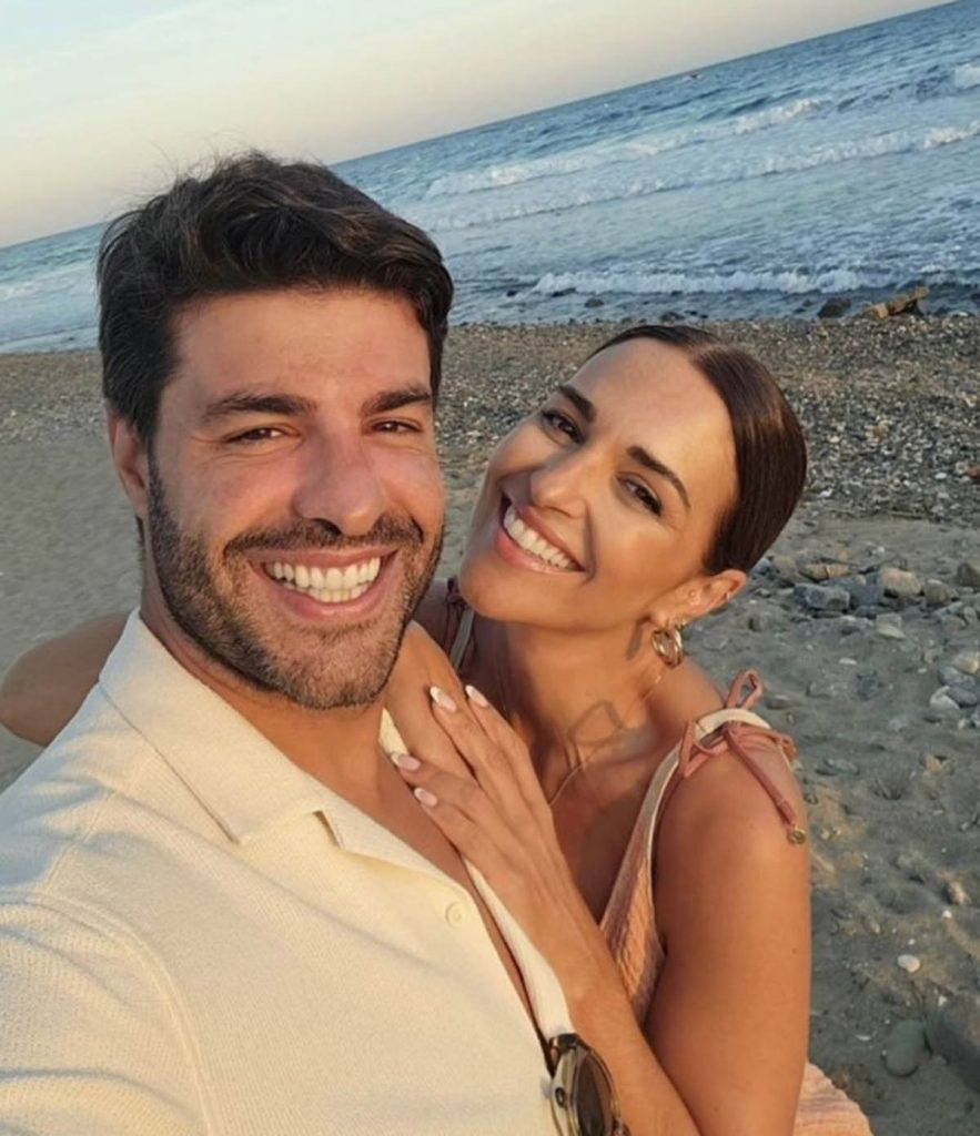 Paula Echevarría junto a su pareja Miguel Torres durante unas vacaciones en la playa