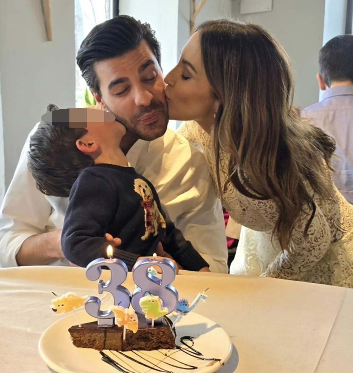 Miguel Torres sopla su tarta de cumpleaños con Paula Echevarría y su hijo