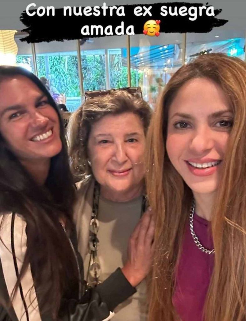 Shakira posa con Inés, la madre de Antonio de la Rúa y una de sus mejores amigas