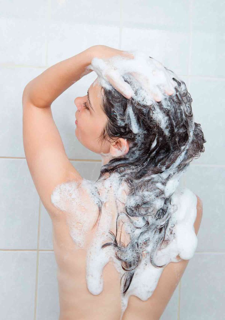 Chica lavándose el pelo