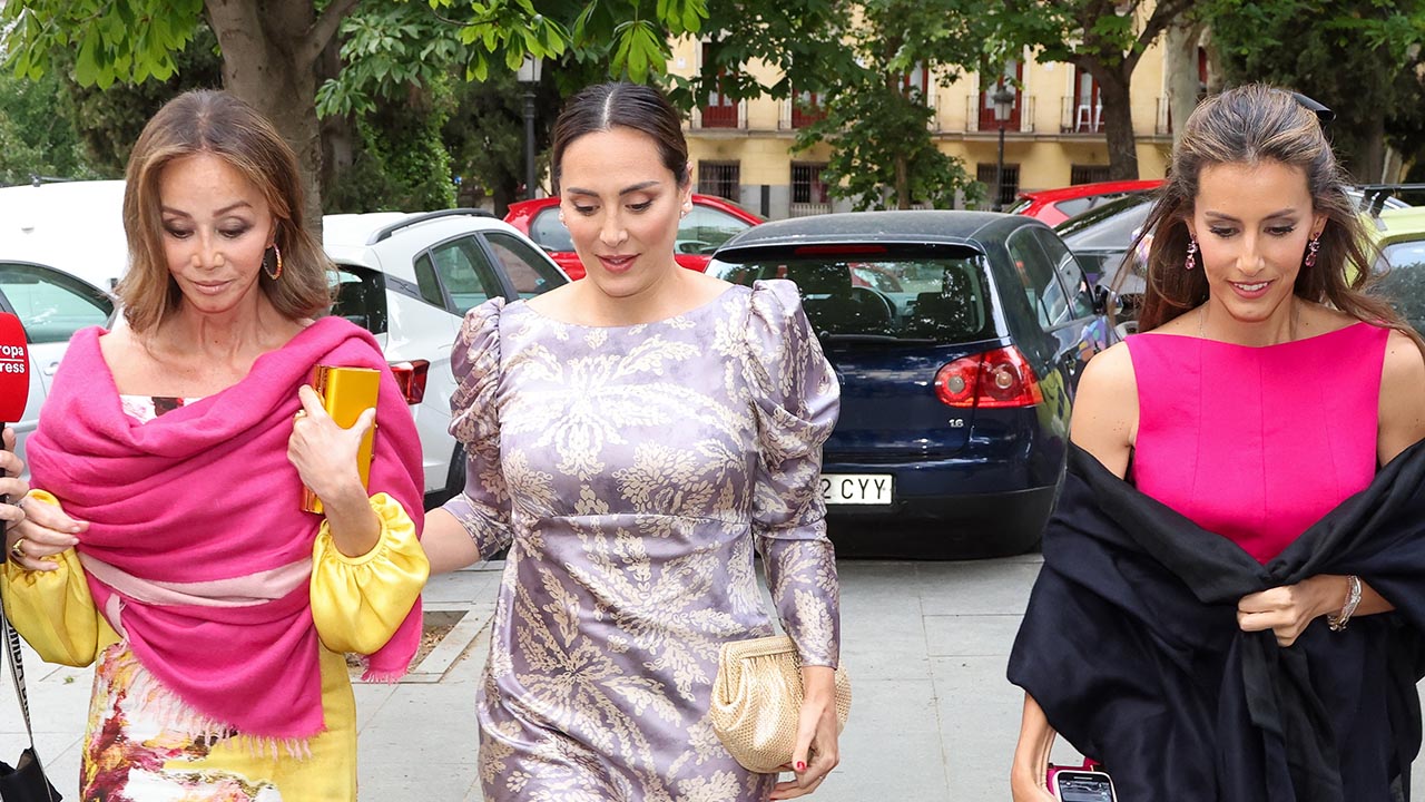 Isabel Preysler junto a sus hijas, Tamara Falcó y Ana Boyer, acude a una boda en Madrid