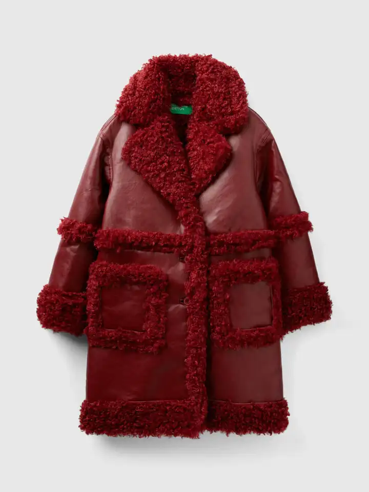 El abrigo de pelo sintético con el que lograrás sumarte a la tendencia del 'pop of red'.