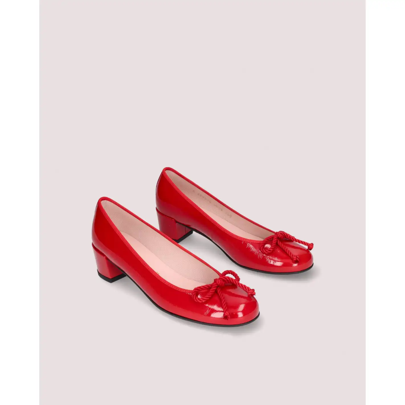 Los zapatos de estilo bailarina perfectos para sumarte al 'pop of red'. 