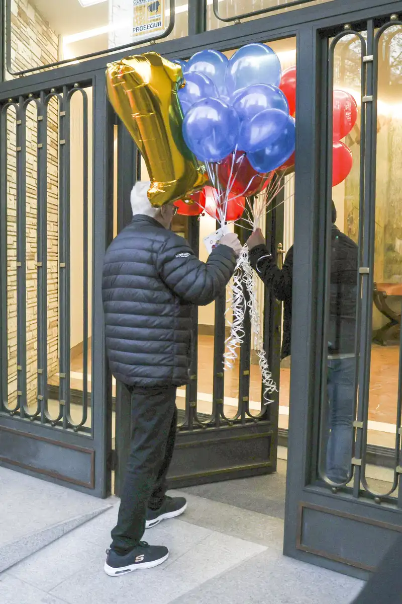 El abuelo de Kike le lleva globos por su cumpleaños