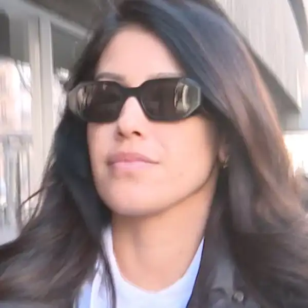 Gabriela Guillén con gafas de sol