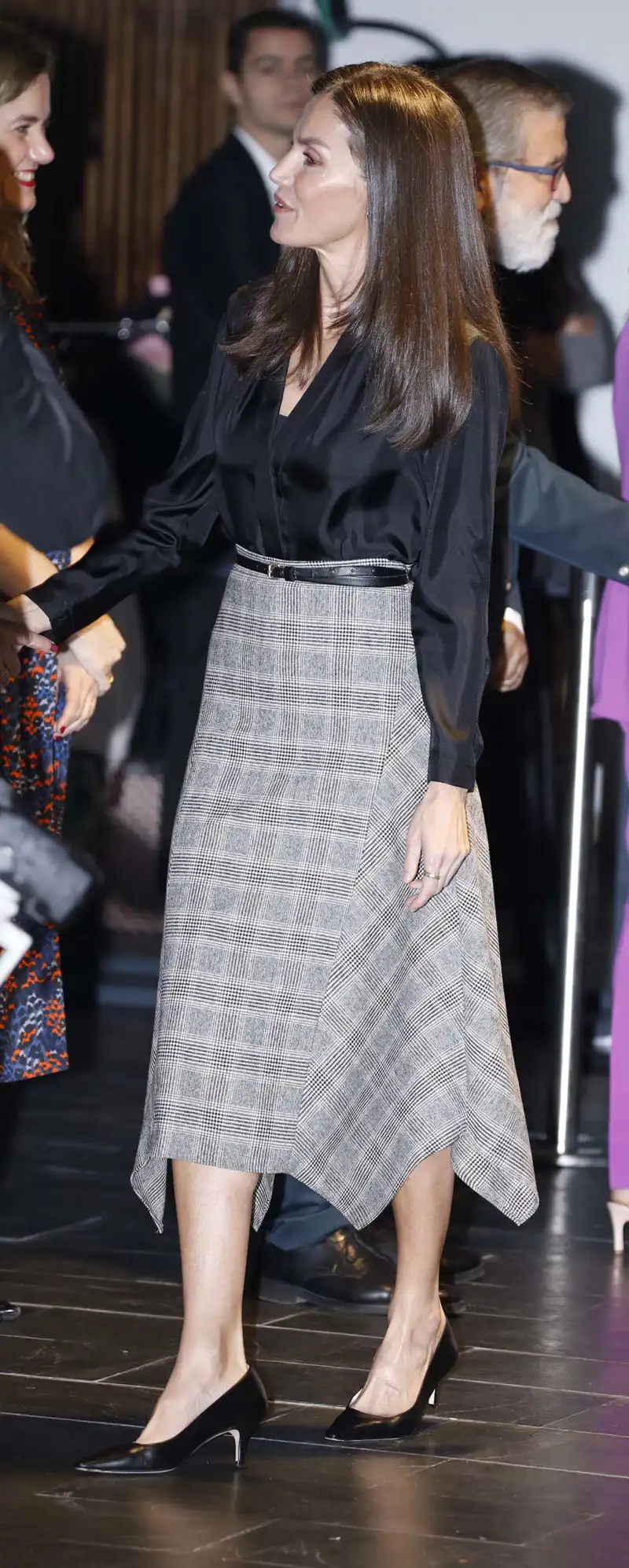 La Reina Letizia con blusa de Sandro y falda de Massimo Dutti