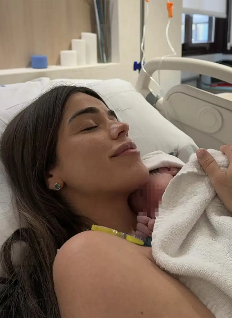 Violeta Mangriñán con su hija Gia en brazos