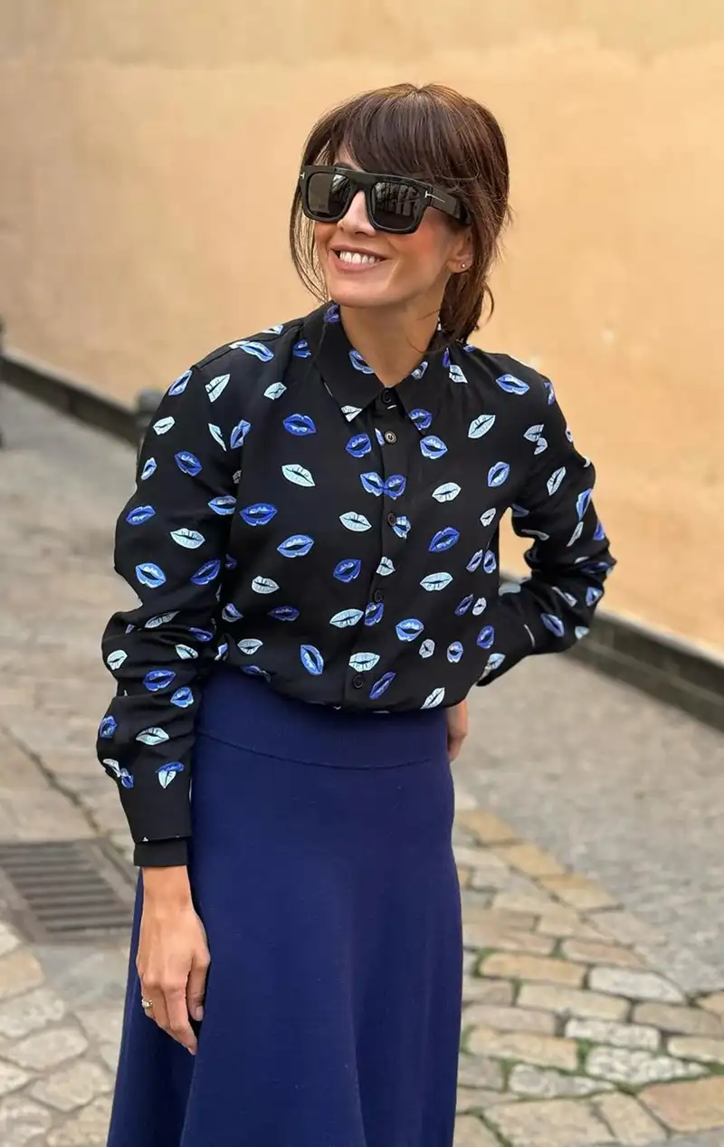 Virginia Troconis estrena la blusa de Zara con print de besos azules