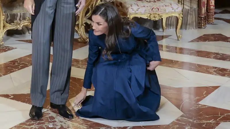 La Reina Letizia se agacha a por su pulsera de zafiros