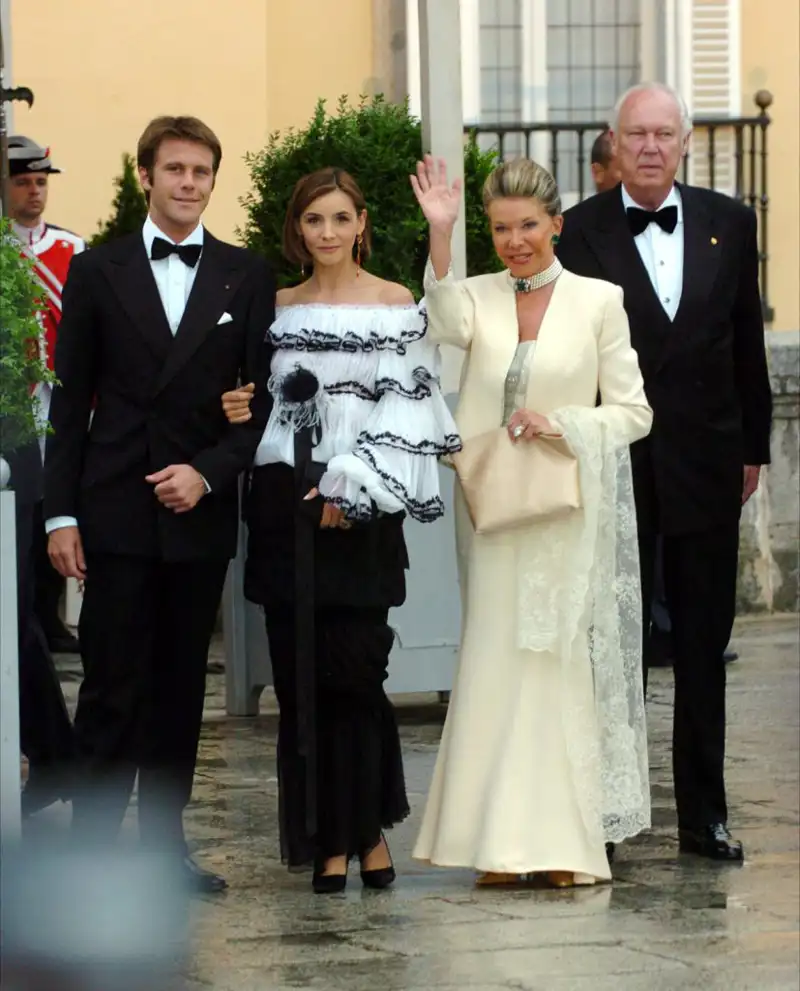 Víctor Manuel de saboya y su esposa, Marina Doria, con su hijo, Emmanuel Filiberto de Saboya, y su mujer, Clotilde Courau, en la boda de Felipe y Letizia en Madrid, en 2004