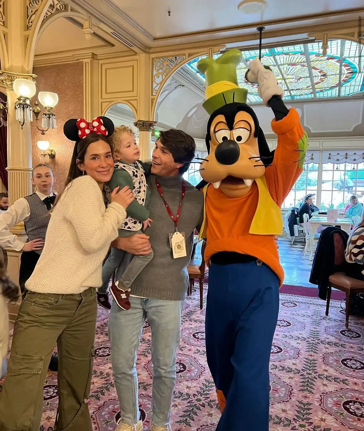 La familia Pombo ha conocido a Goofy en Disneyland París