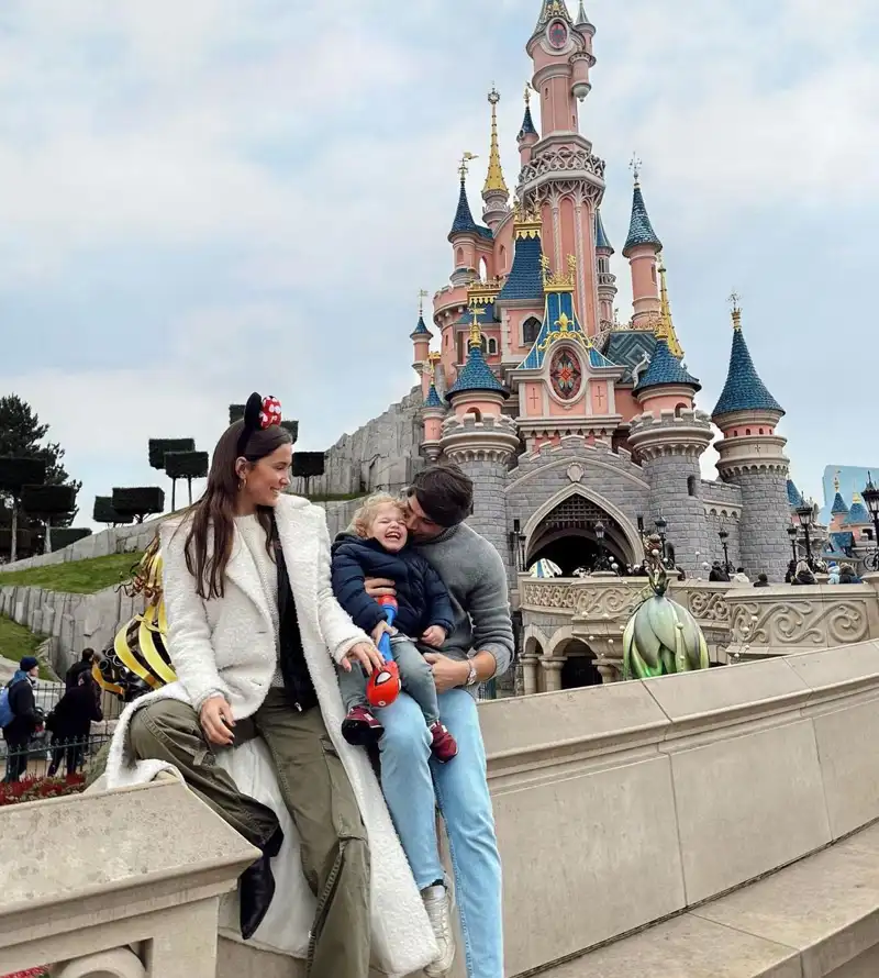 María Pombo, Pablo Castellano y su hijo mayor Martín en Disneyland París