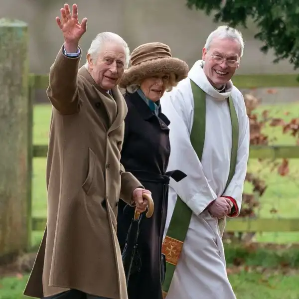 Carlos III y la reina Camilla en un acto religioso