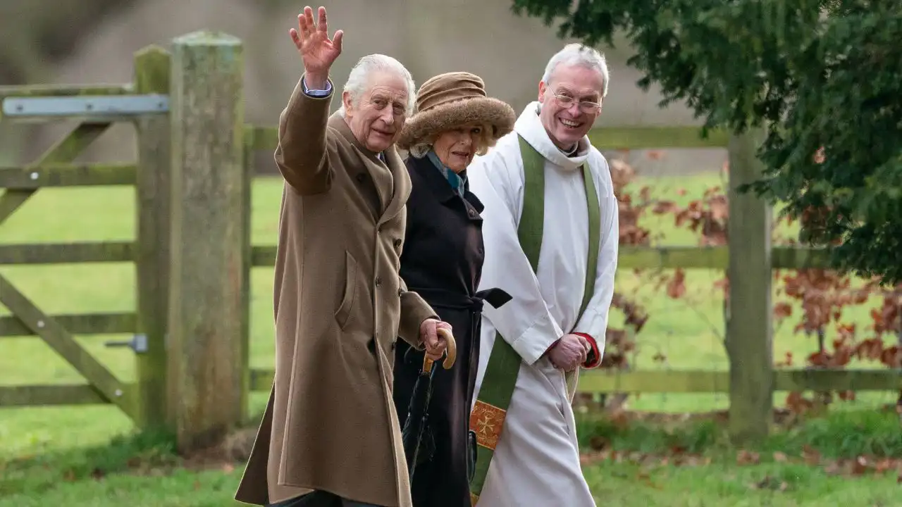Carlos III y la reina Camilla en un acto religioso