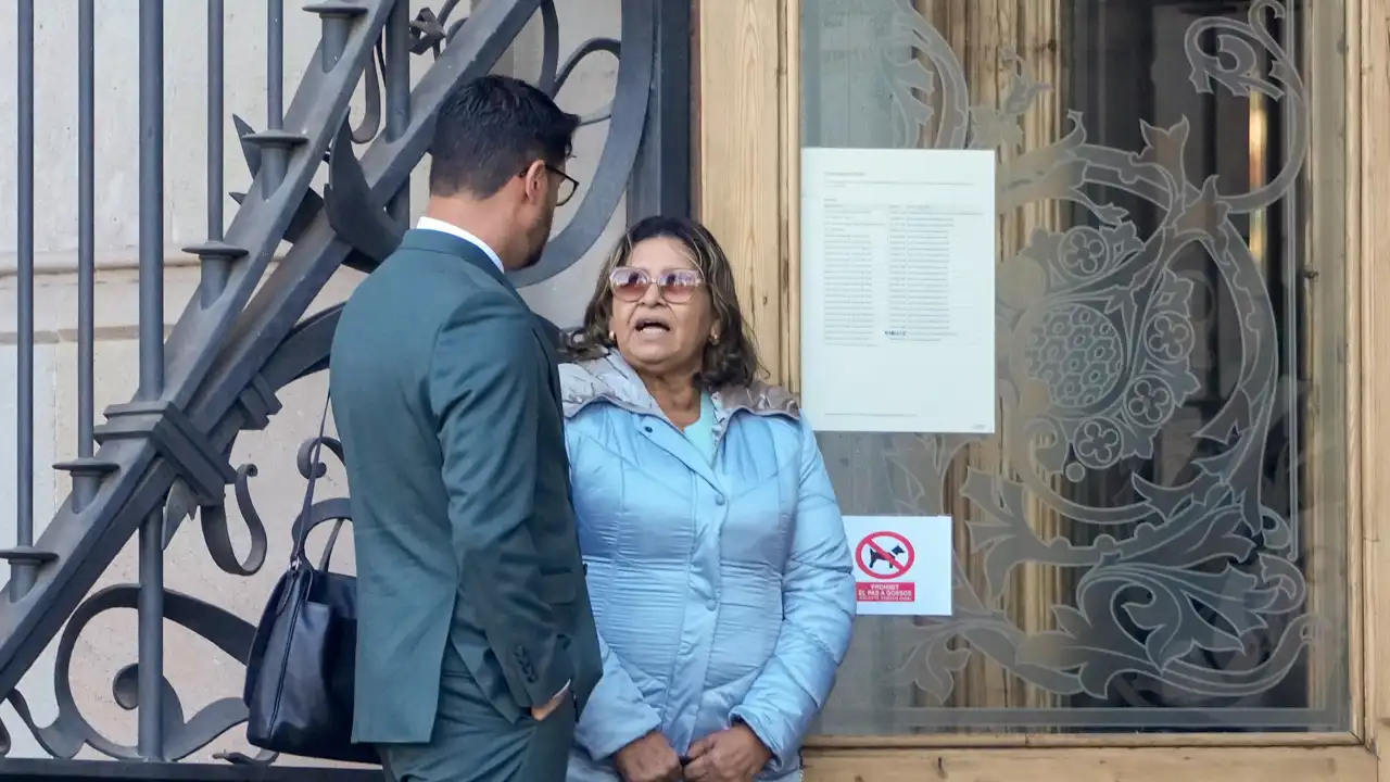 La madre de Dani Alves no puede contener las lágrimas a su llegada a la Audiencia de Barcelona