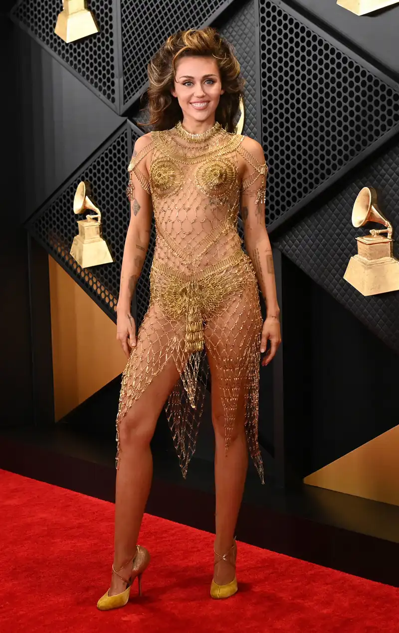 Miley Cyrus y su estilismo en la alfombra roja de los Grammy 2024