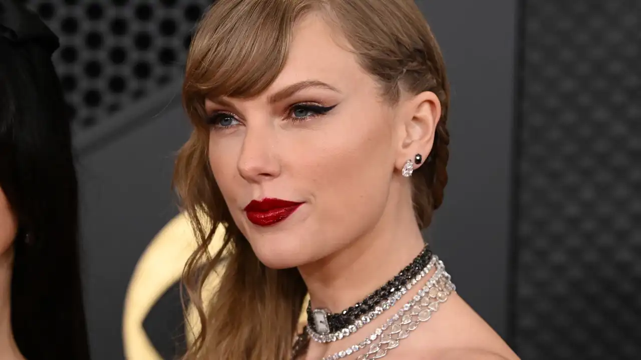 La maquilladora te explica cómo conseguir el eyeliner perfecto de Taylor Swift, la estrella del momento